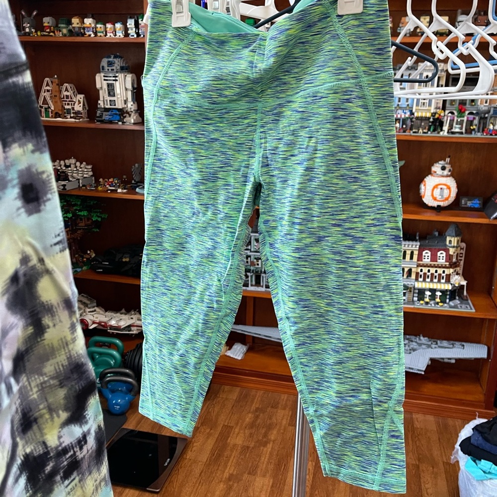 Victoria Secret Spandex crop legging. Size small.
